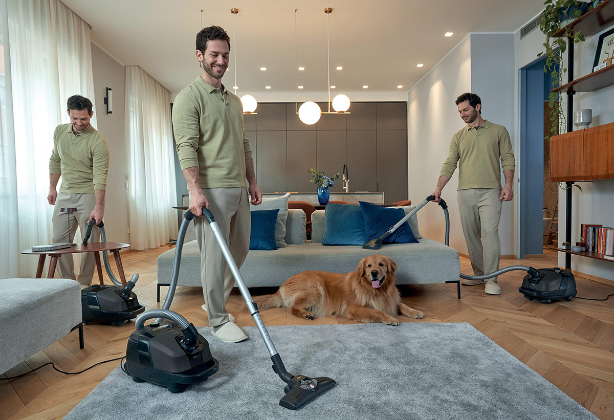 Απεικονίζεται άντρας να καθαρίζει σε όλο το σαλόνι.